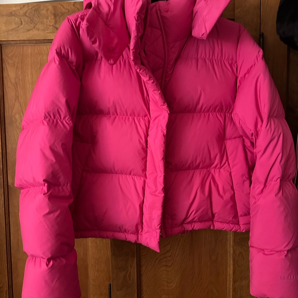 Lululemon cropped wonder puff jacket. Pink!